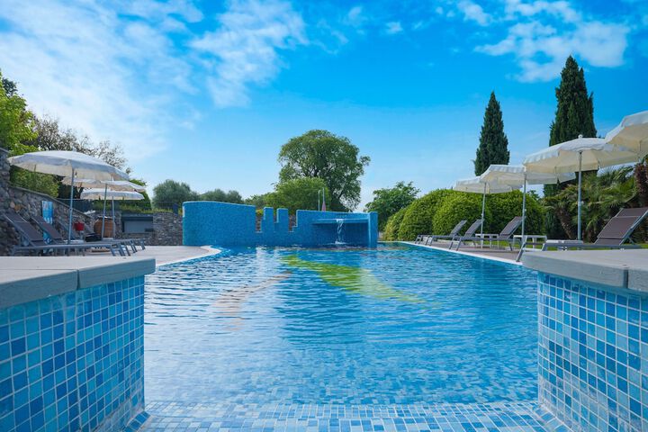 Pool 75 of 157