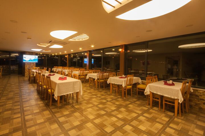 Dining 32 of 53