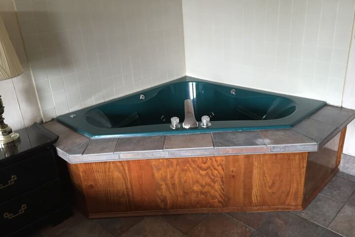 Jetted tub