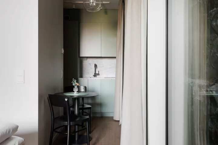 Room 4 of 162
