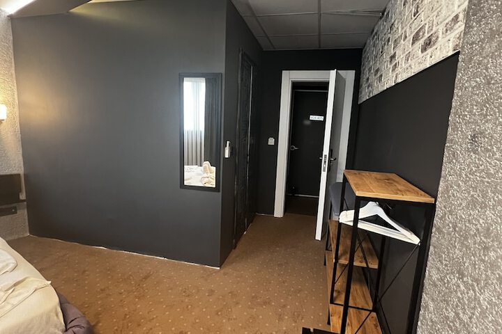Room 27 of 78