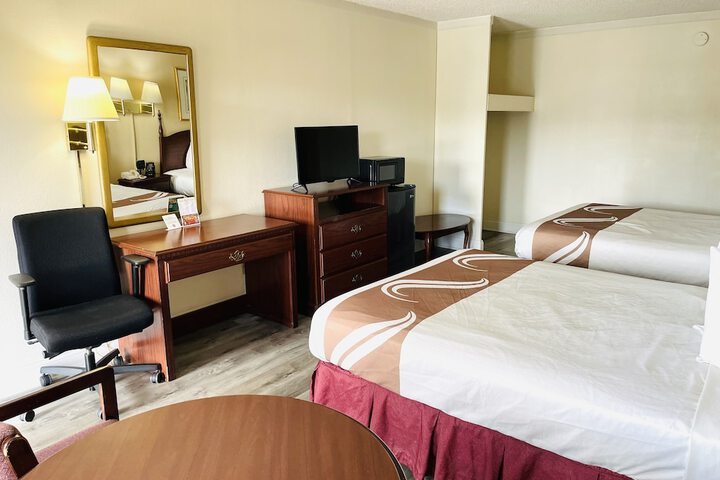 2 Queen Beds (1 of 5)