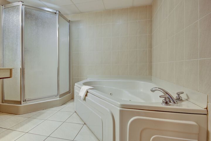 Jetted tub