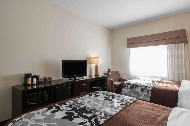 2 Queen Beds (12 of 15)