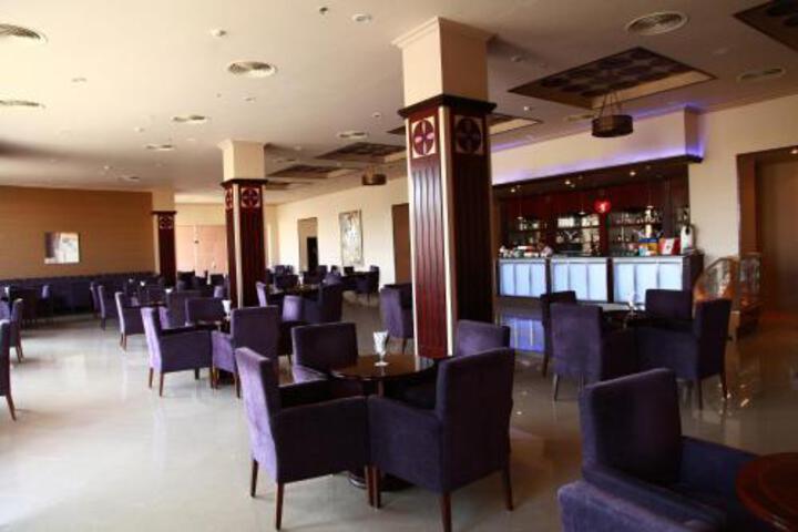 Lounge 5 of 69