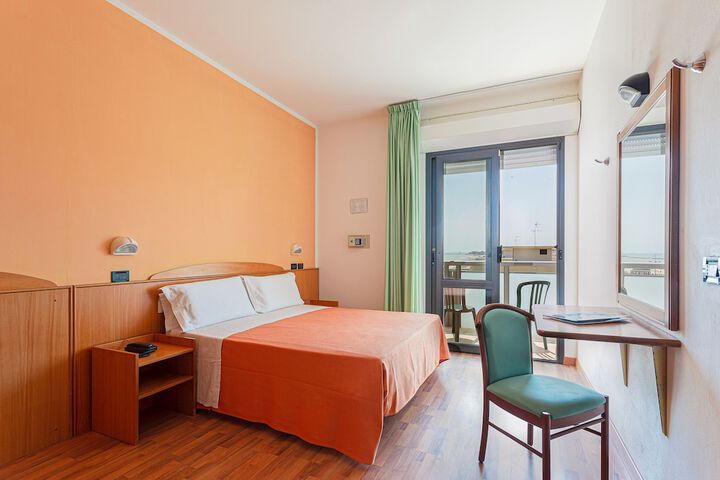 Room 8 of 28