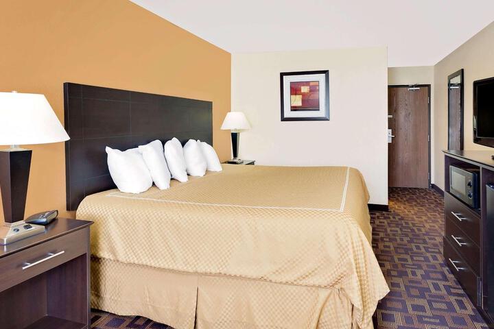 1 King Bed (3 of 14)