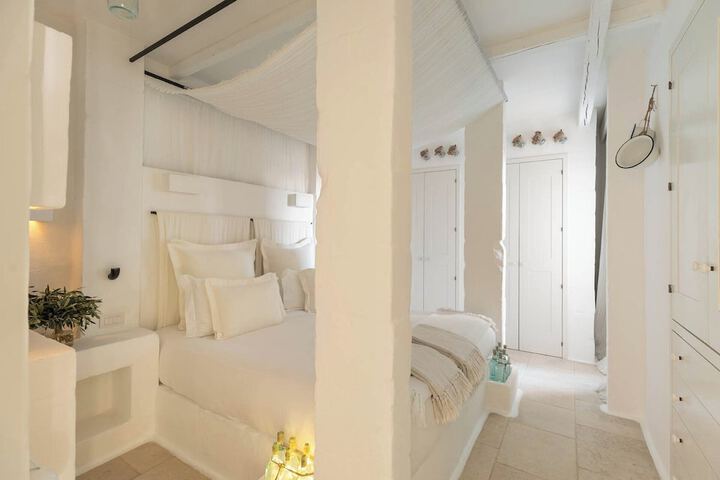 Room 43 of 214
