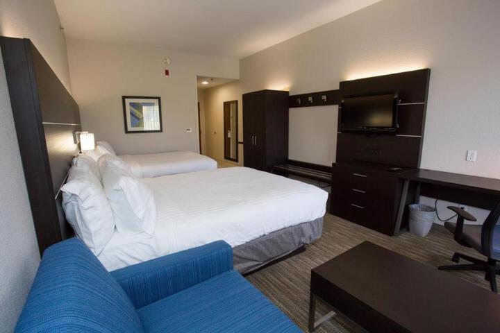2 Queen Beds (3 of 17)