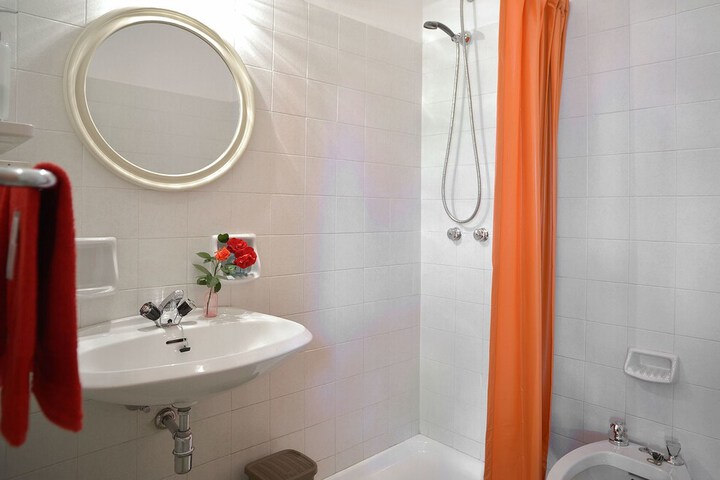 Room 15 of 42