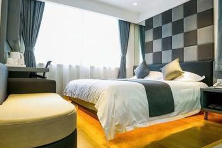 Room 10 of 16
