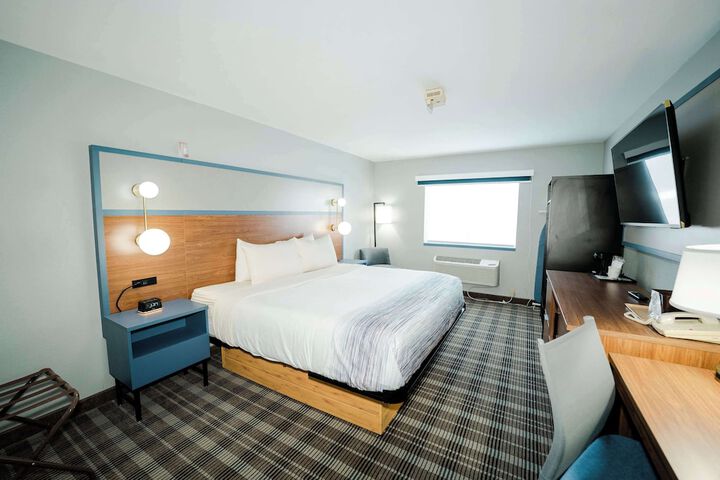 1 King Bed (17 of 18)