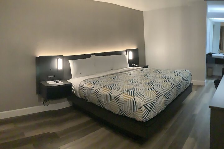 1 King Bed (4 of 16)