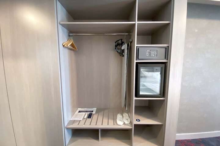 Room 17 of 36