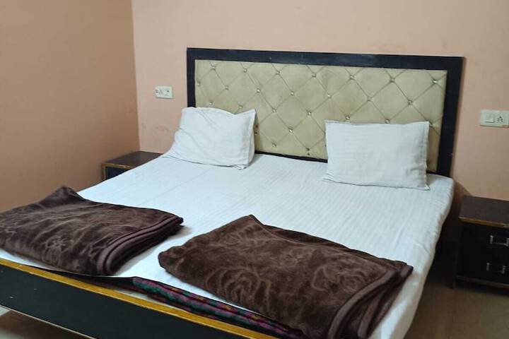 Room 6 of 18