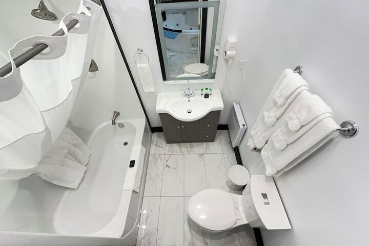 Room 42 of 165