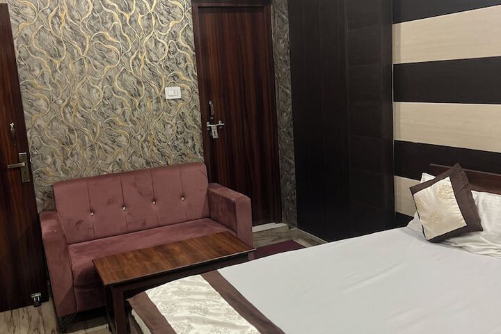 Room 6 of 12