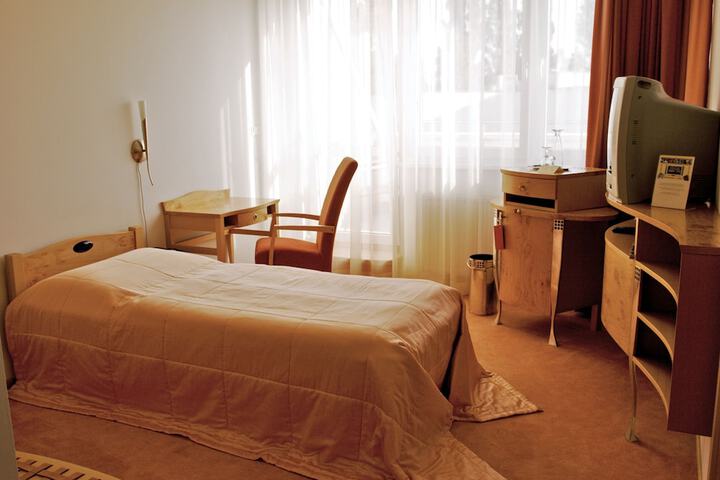 Room 5 of 102