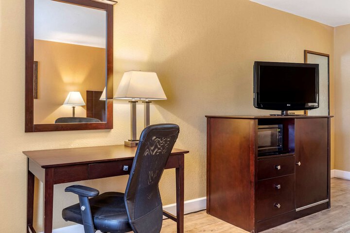 Room 11 of 32