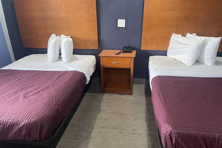 2 Double Beds (7 of 9)