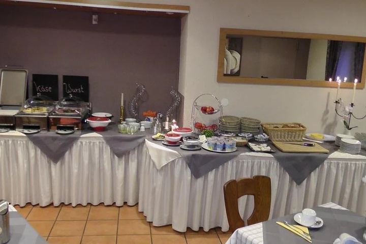 Dining 10 of 12