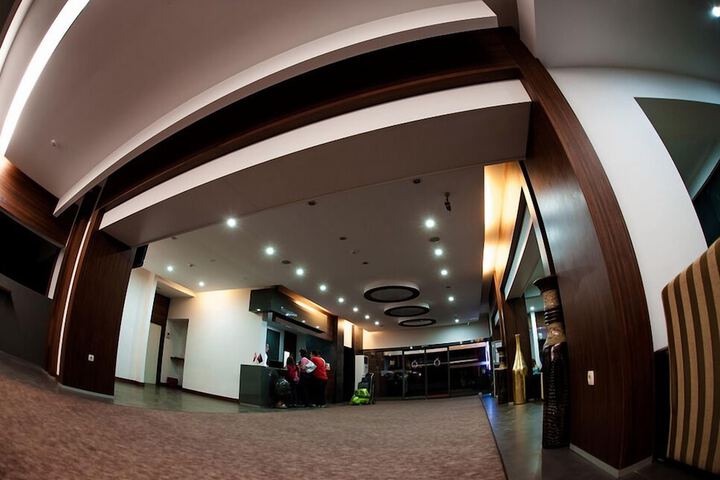 Entrance & Lobby