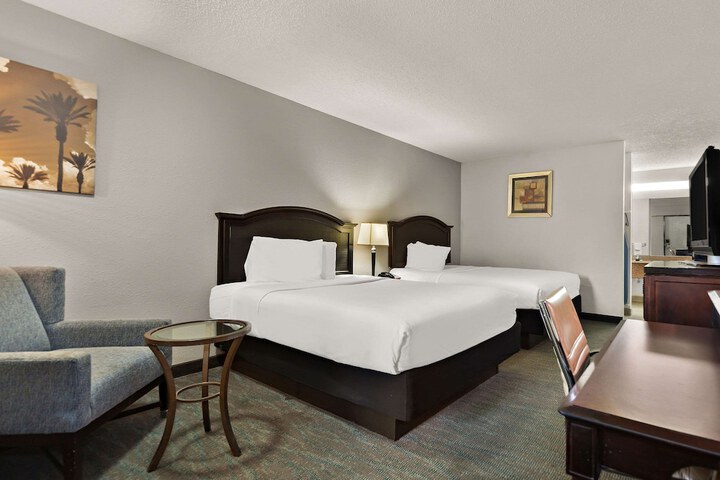 2 Queen Beds (2 of 6)