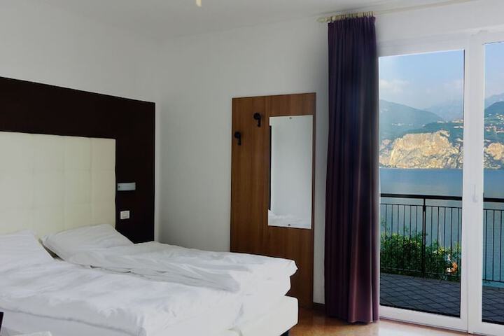 Room 4 of 32