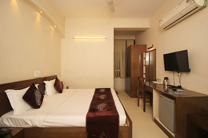 Room 9 of 14