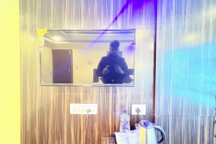 Room 9 of 28