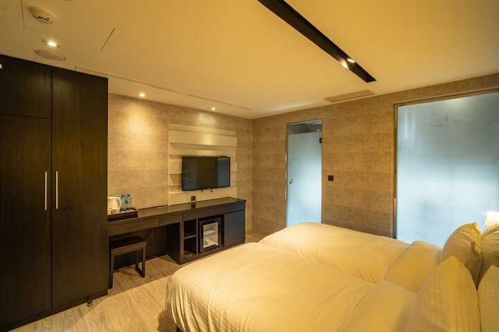 Room 7 of 32