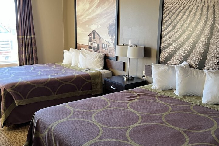 1 Queen Bed (2 of 19)