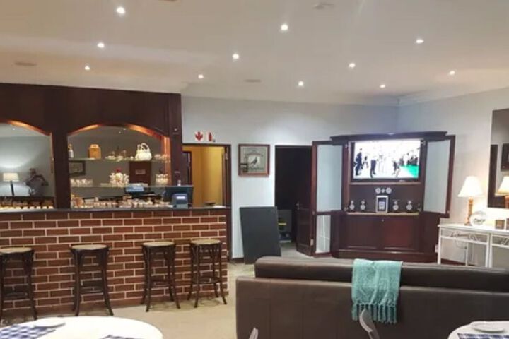 Lounge 6 of 32
