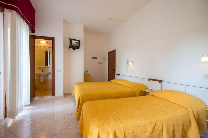 Room 9 of 16