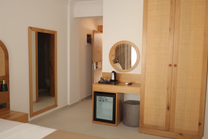 Room 4 of 32