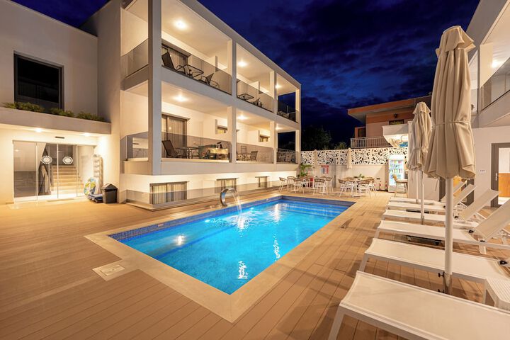 Pool 44 of 67