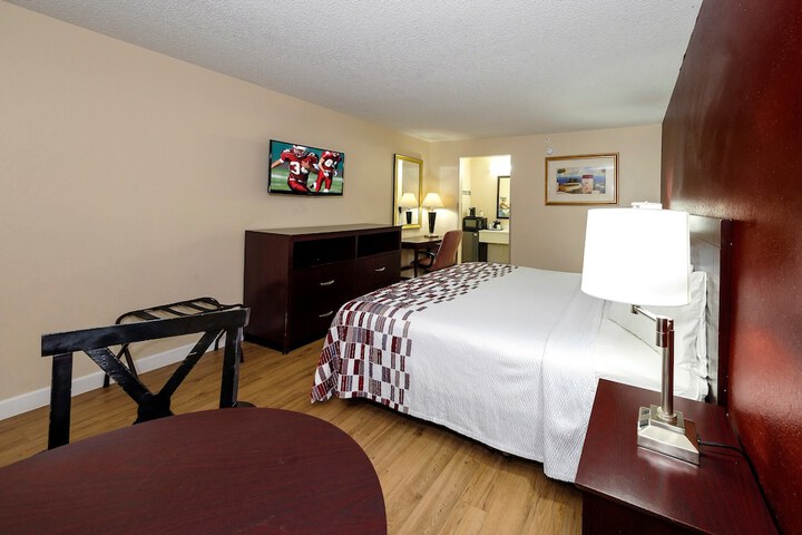 Deluxe King Bed Accessible (13 of 16)