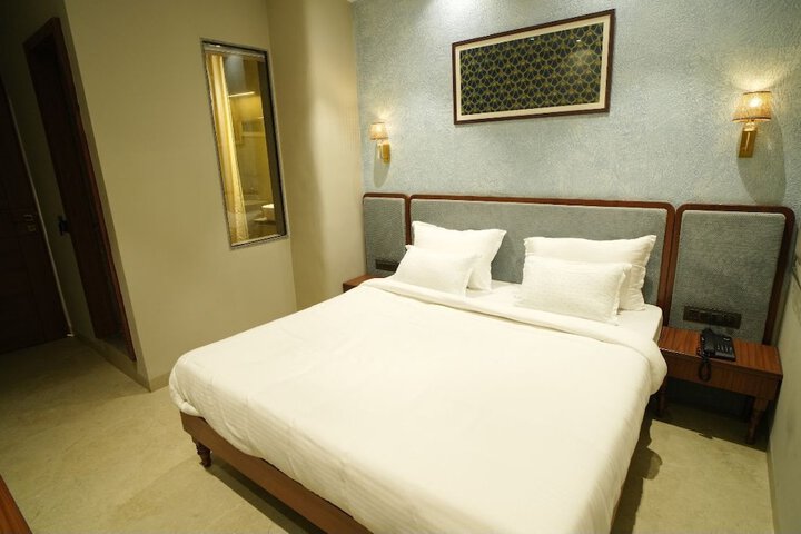Room 6 of 16