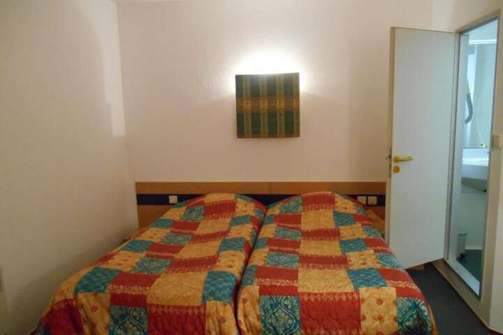 Room 8 of 18