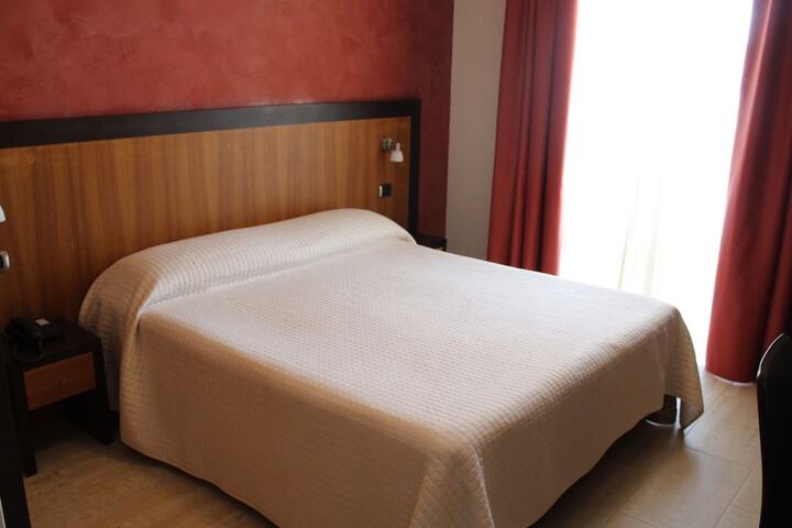 Room 6 of 83
