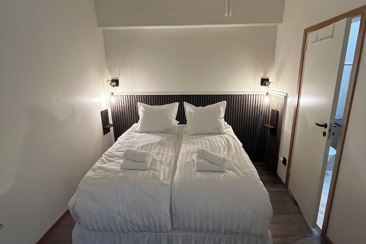 Room 4 of 27