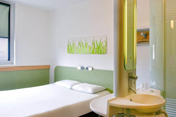 Room 16 of 40