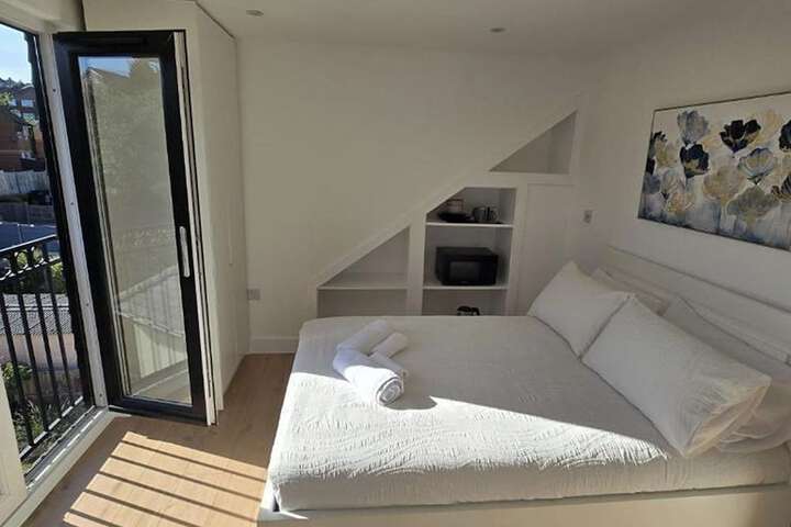 Room 6 of 104