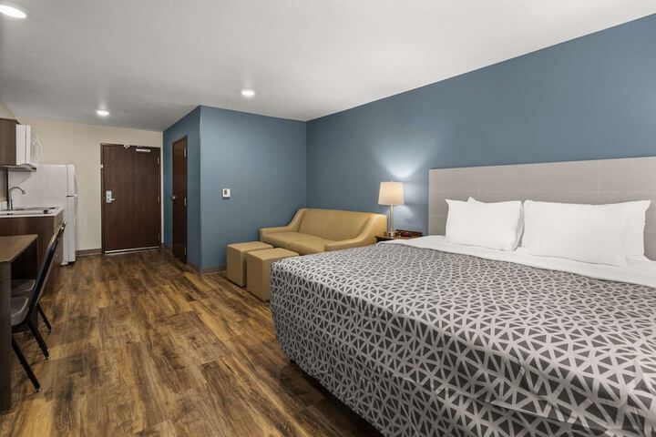 1 Queen Bed Suite (17 of 21)