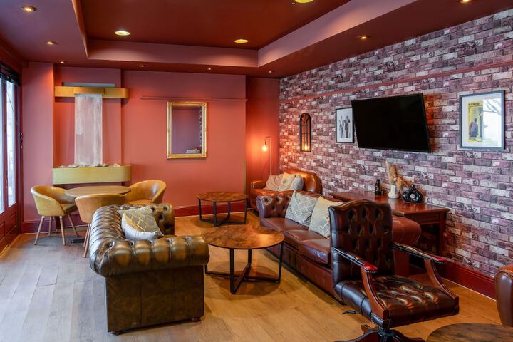 Lounge 46 of 56