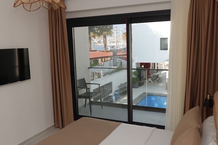 Room 5 of 32