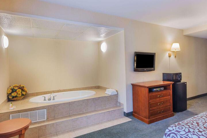 1 King Bed (4 of 17)
