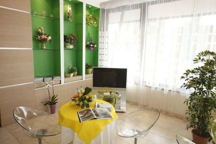 Lounge 21 of 26
