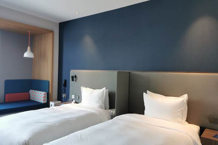 Room 10 of 68