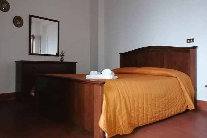 Room 2 of 6